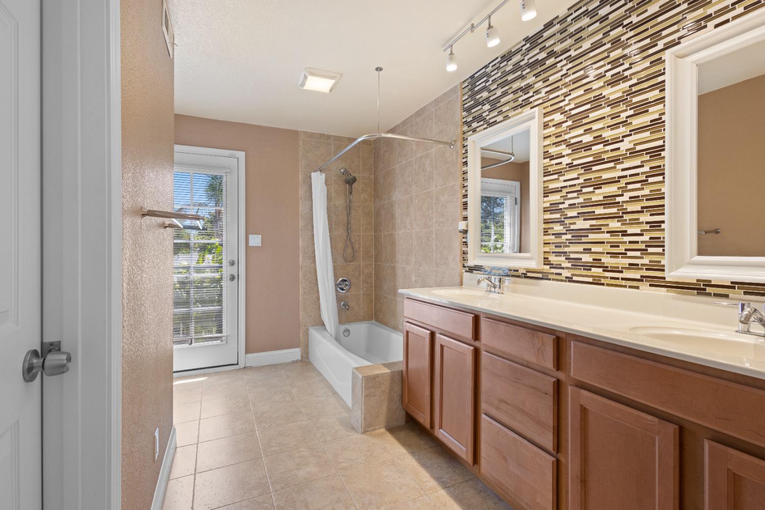 Detail Gallery Image 39 of 64 For 6732 Bismarck Dr, North Highlands,  CA 95660 - 5 Beds | 2/1 Baths