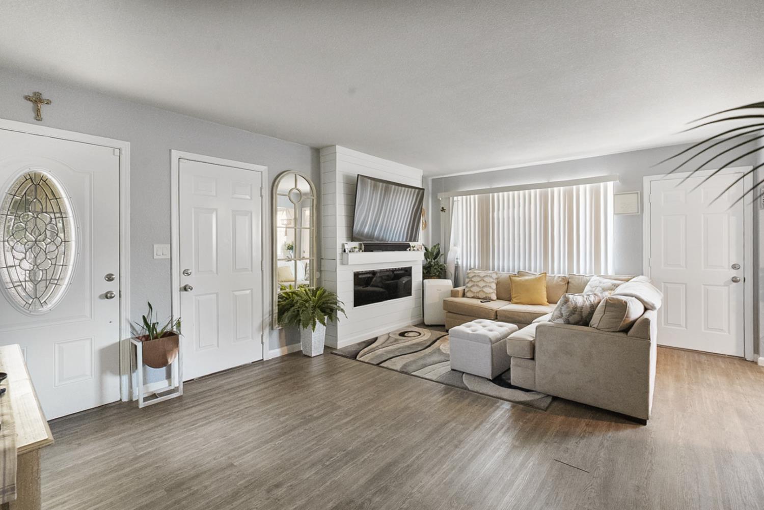 Detail Gallery Image 4 of 23 For 301 S Emerald Ave, Modesto,  CA 95351 - 3 Beds | 2 Baths