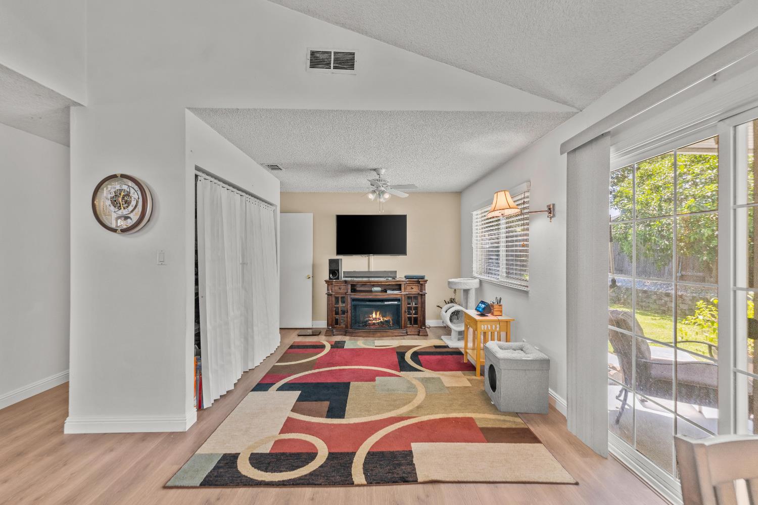 Detail Gallery Image 13 of 39 For 8852 Salmon Falls Dr, Sacramento,  CA 95826 - 3 Beds | 2 Baths
