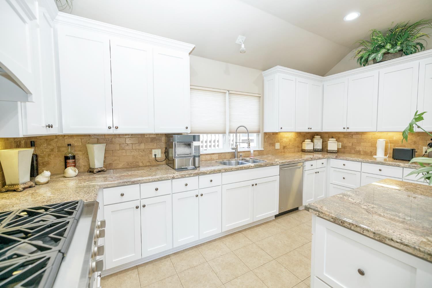 Detail Gallery Image 18 of 56 For 1009 Sycamore Ave, Modesto,  CA 95350 - 3 Beds | 2/1 Baths