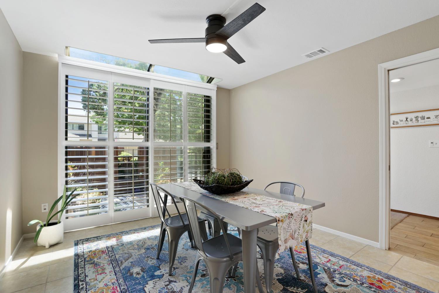 Detail Gallery Image 14 of 42 For 9105 Westcliff Ln, Fair Oaks,  CA 95628 - 3 Beds | 2/1 Baths