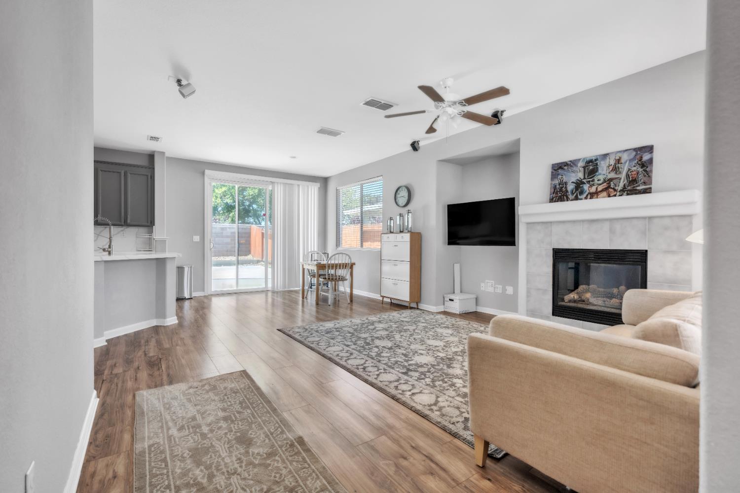 Detail Gallery Image 4 of 33 For 10451 Canadeo Cir, Elk Grove,  CA 95757 - 3 Beds | 2 Baths