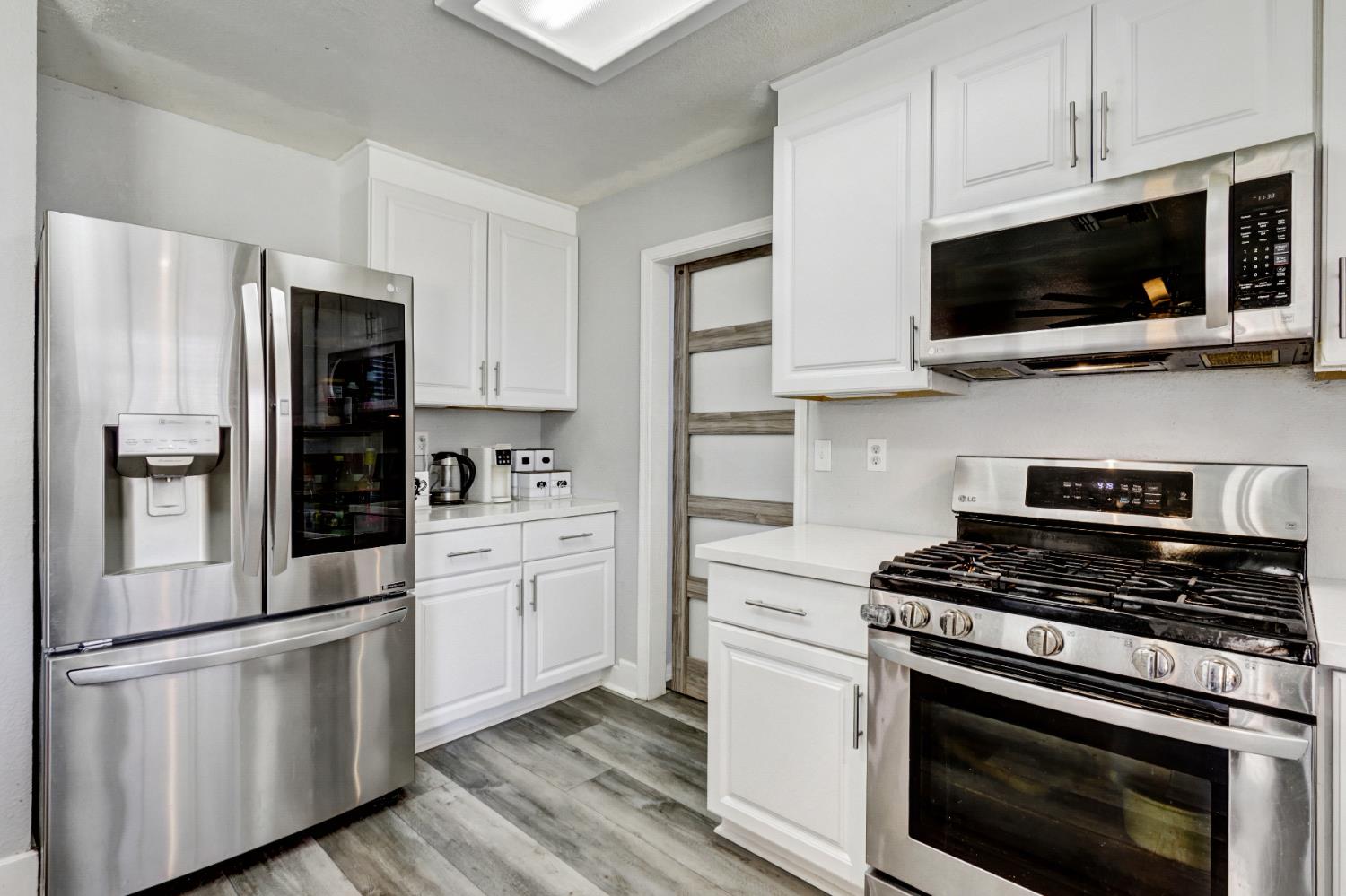 Detail Gallery Image 11 of 37 For 8916 Hollowstone Way, Sacramento,  CA 95828 - 4 Beds | 4 Baths