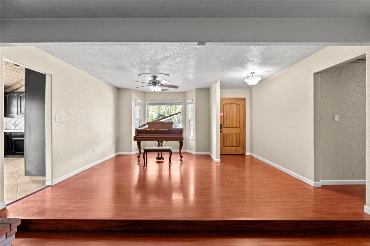 Detail Gallery Image 4 of 34 For 1300 Grover Dr, Modesto,  CA 95351 - 3 Beds | 2/1 Baths