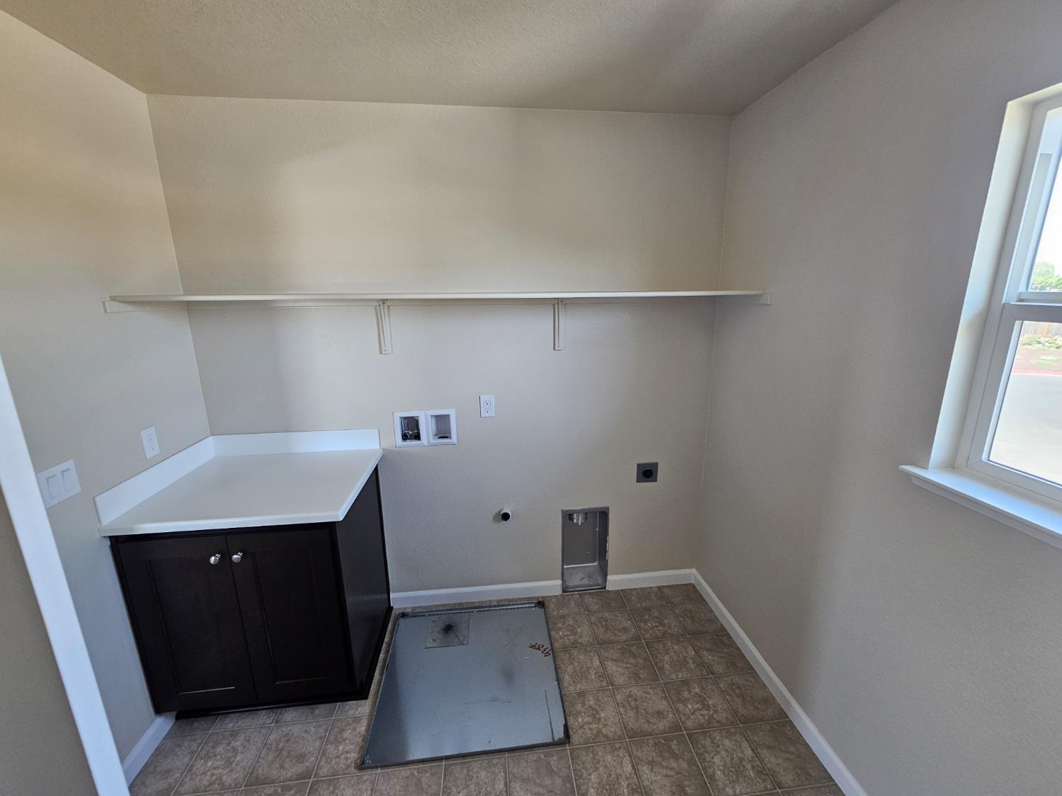 Detail Gallery Image 9 of 16 For 908 Terranova Ct, Stockton,  CA 95204 - 4 Beds | 3 Baths