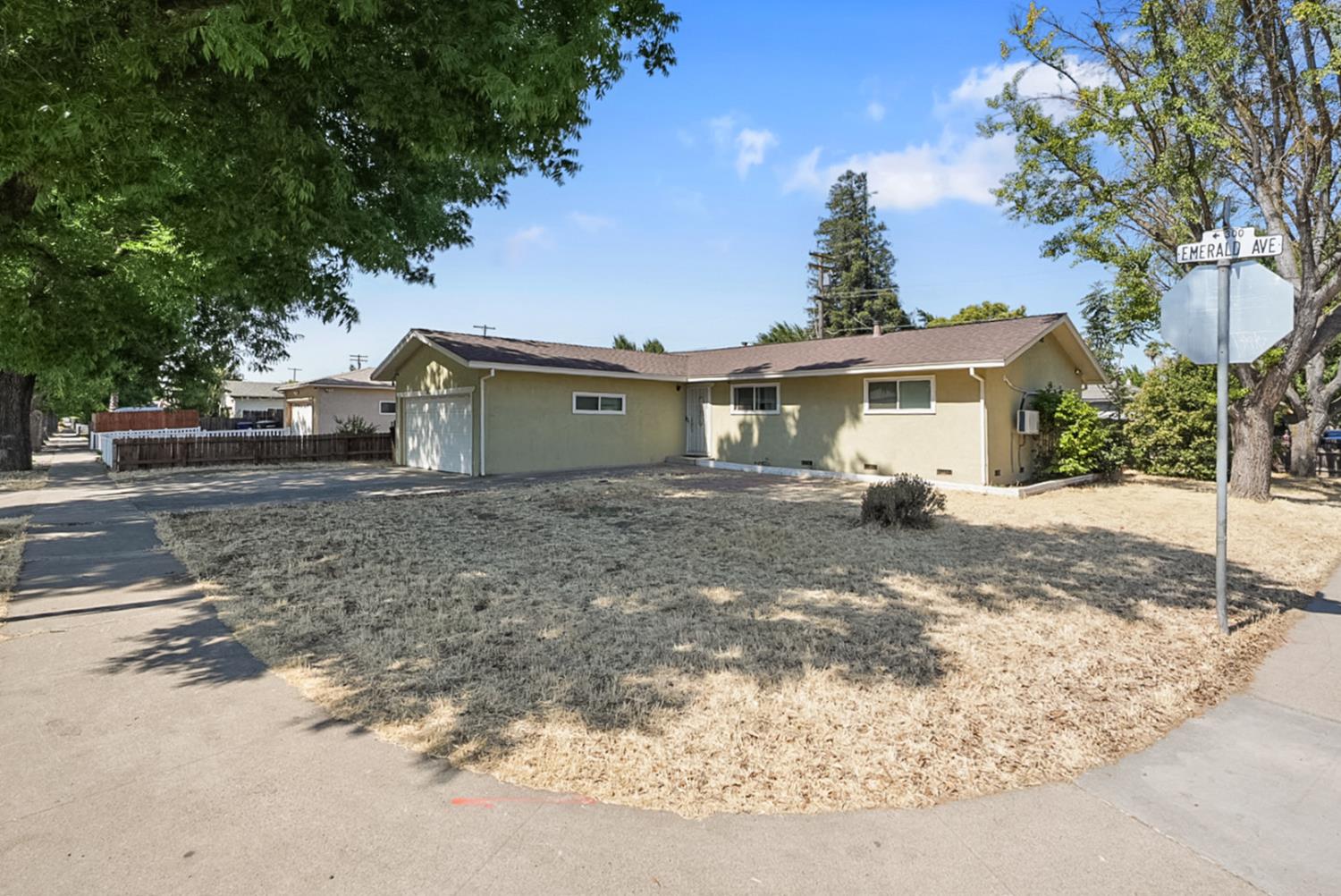 Detail Gallery Image 2 of 23 For 301 S Emerald Ave, Modesto,  CA 95351 - 3 Beds | 2 Baths