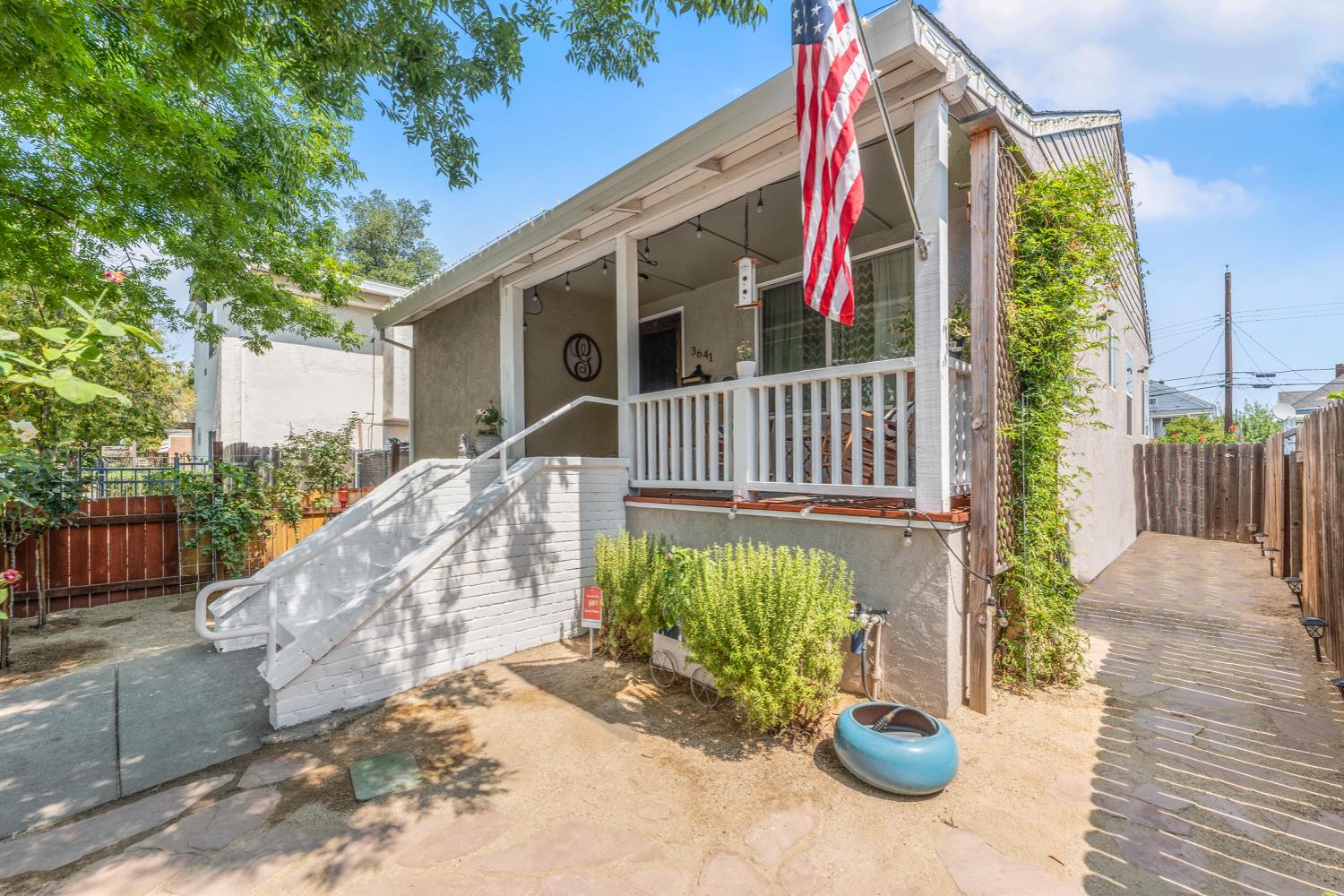 Detail Gallery Image 3 of 63 For 3641 5th Ave, Sacramento,  CA 95817 - 3 Beds | 1/1 Baths