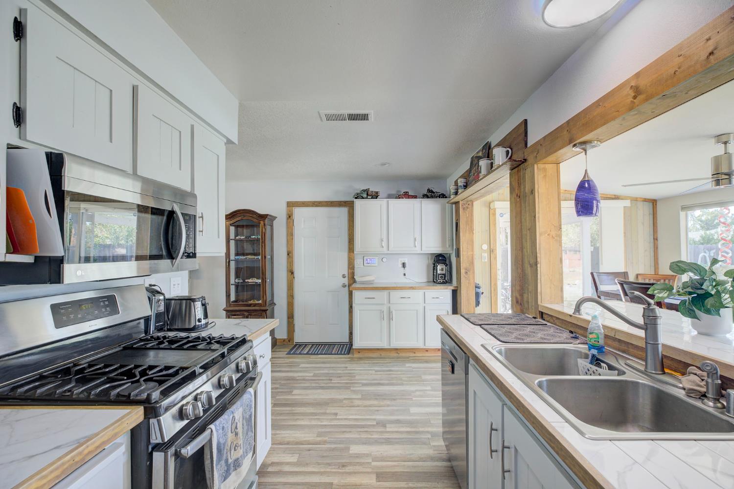 Detail Gallery Image 13 of 29 For 5112 Rabeneck Way, Fair Oaks,  CA 95628 - 3 Beds | 1 Baths