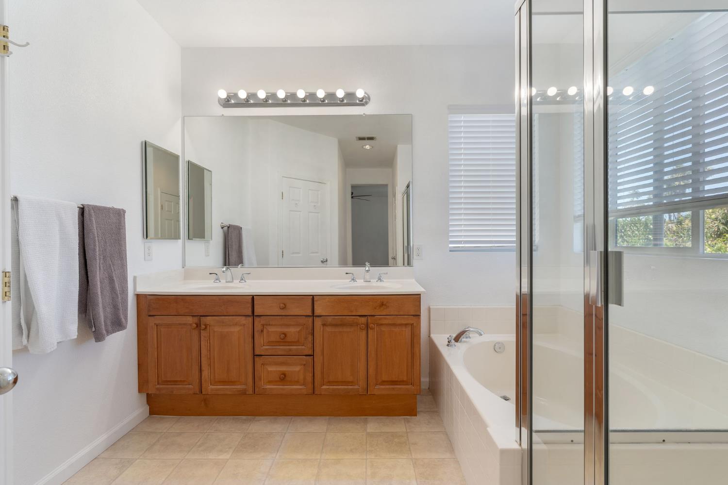 Detail Gallery Image 13 of 18 For 1086 Azalea Ln, Concord,  CA 94520 - 4 Beds | 2/1 Baths