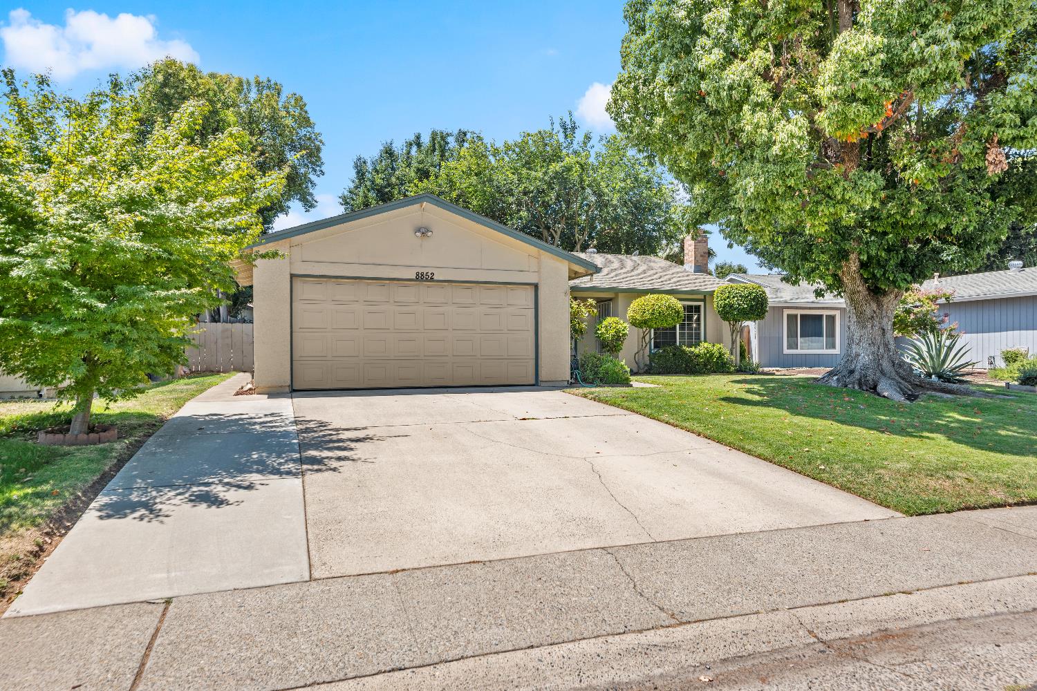 Detail Gallery Image 3 of 39 For 8852 Salmon Falls Dr, Sacramento,  CA 95826 - 3 Beds | 2 Baths