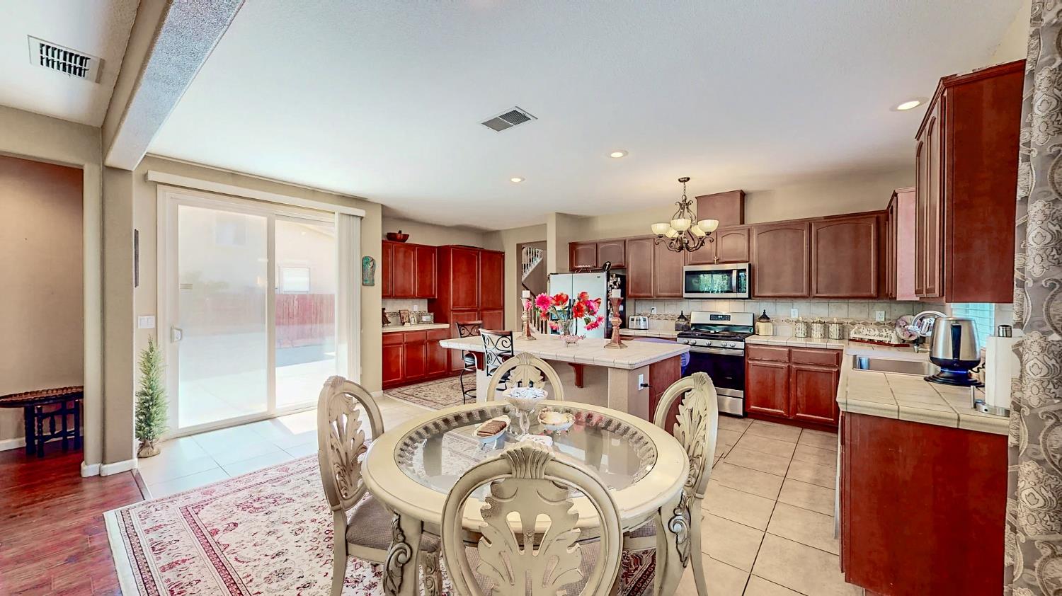 Detail Gallery Image 9 of 37 For 4138 Enclave Dr, Turlock,  CA 95382 - 4 Beds | 2/1 Baths