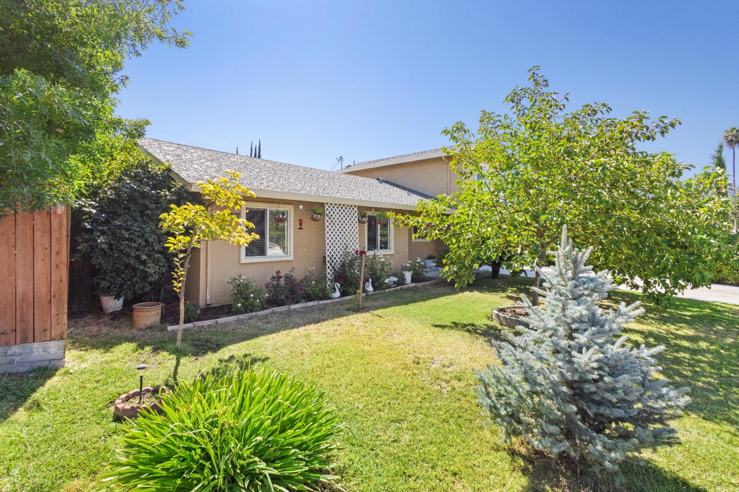 Detail Gallery Image 5 of 64 For 6732 Bismarck Dr, North Highlands,  CA 95660 - 5 Beds | 2/1 Baths