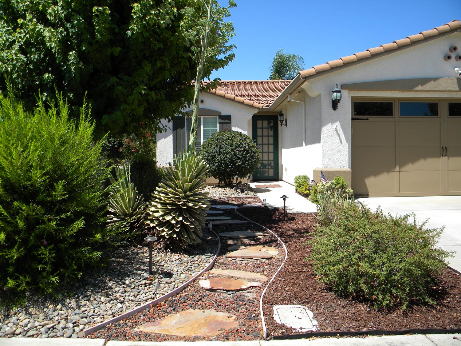 Detail Gallery Image 2 of 21 For 1739 Glenoaks St, Manteca,  CA 95336 - 2 Beds | 2 Baths