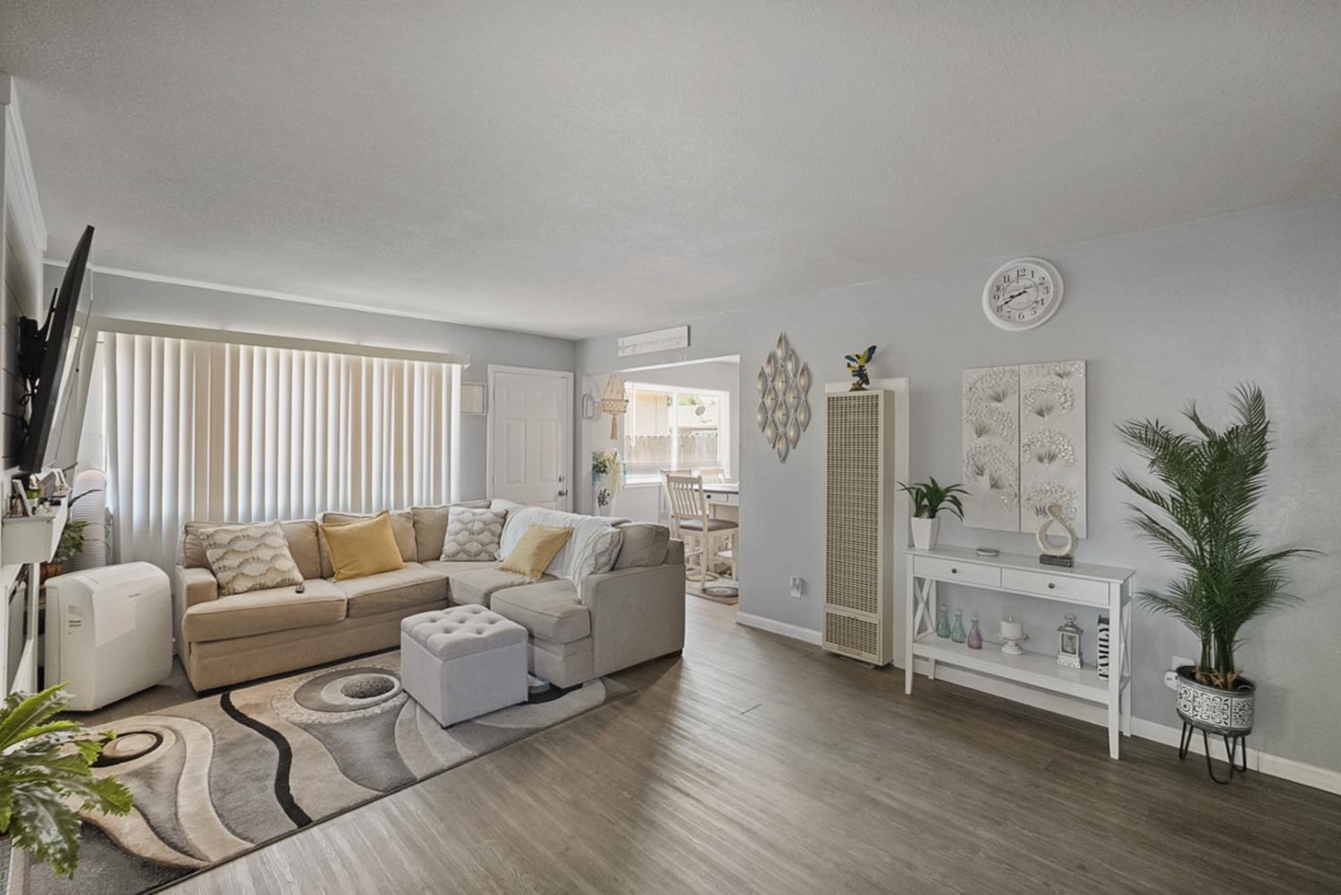 Detail Gallery Image 5 of 23 For 301 S Emerald Ave, Modesto,  CA 95351 - 3 Beds | 2 Baths
