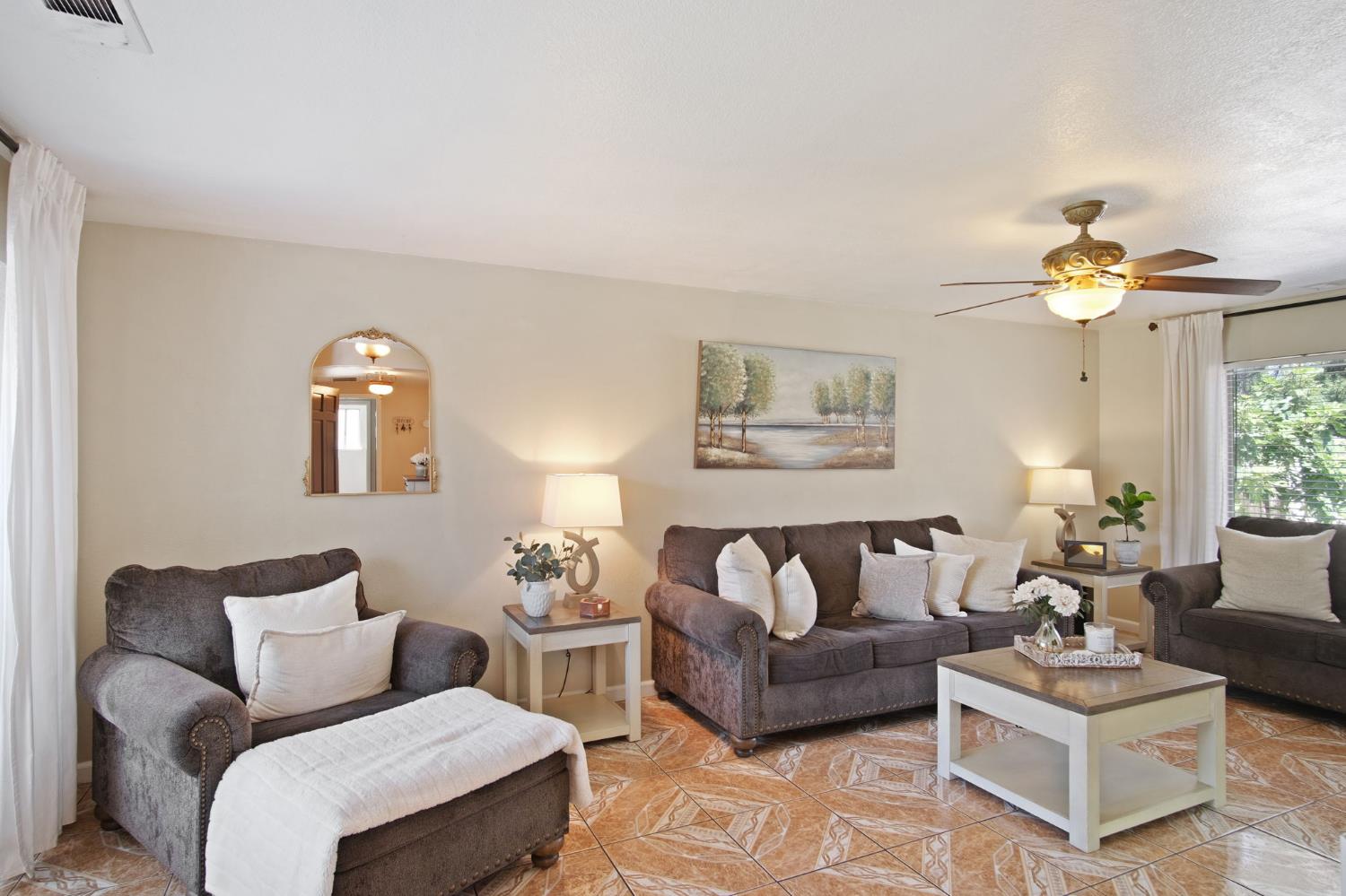 Detail Gallery Image 6 of 39 For 3009 Glen Grove Ct, Ceres,  CA 95307 - 5 Beds | 3 Baths