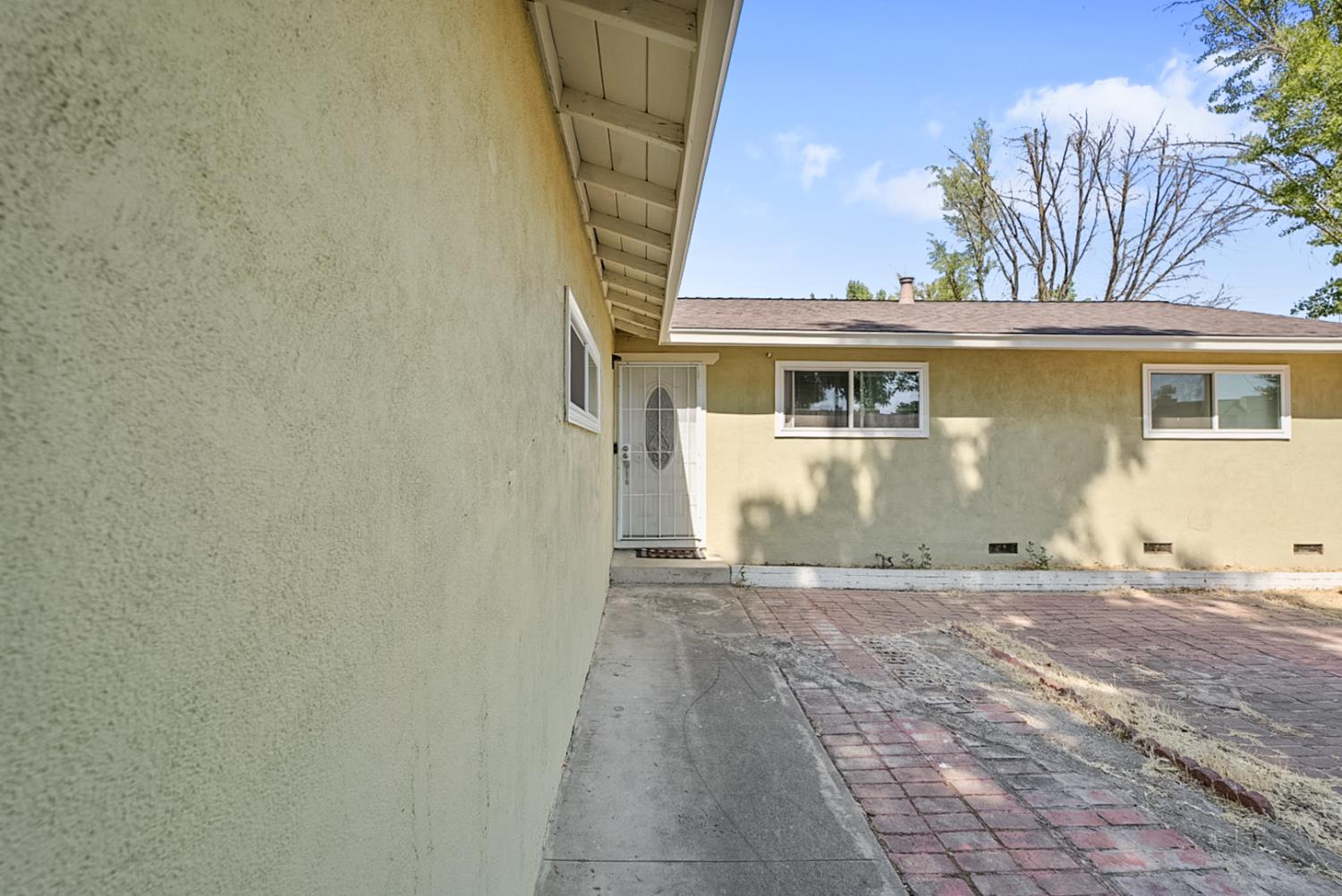Detail Gallery Image 3 of 23 For 301 S Emerald Ave, Modesto,  CA 95351 - 3 Beds | 2 Baths
