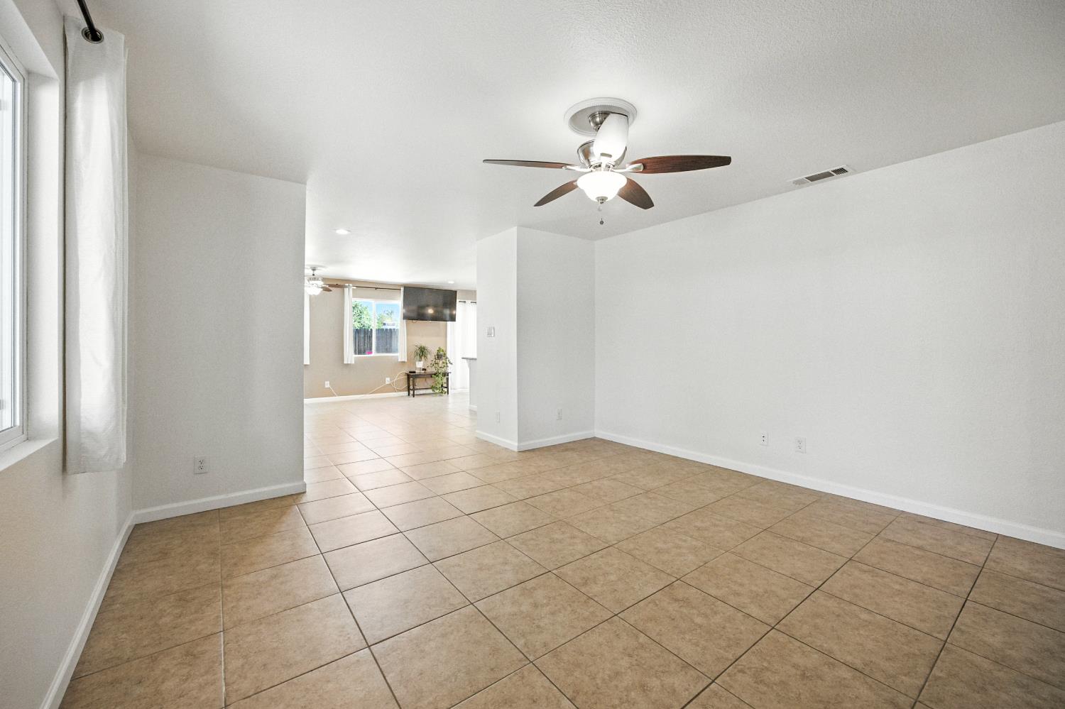 Detail Gallery Image 5 of 49 For 6147 Orsi Cir, Carmichael,  CA 95608 - 4 Beds | 2/1 Baths