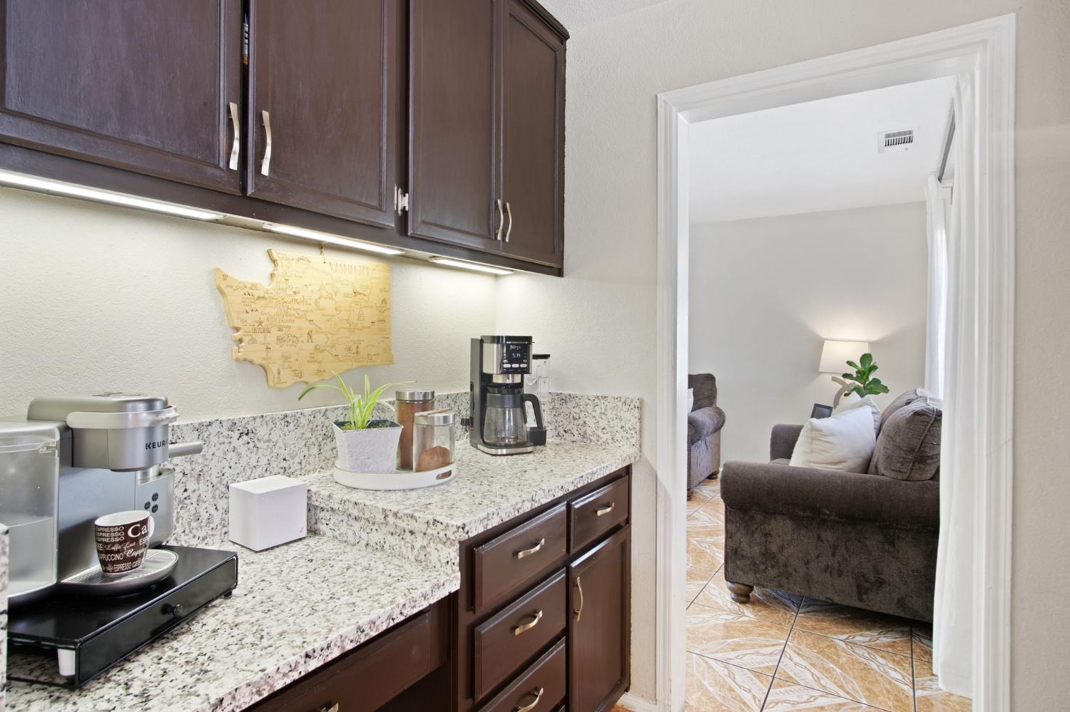 Detail Gallery Image 11 of 39 For 3009 Glen Grove Ct, Ceres,  CA 95307 - 5 Beds | 3 Baths