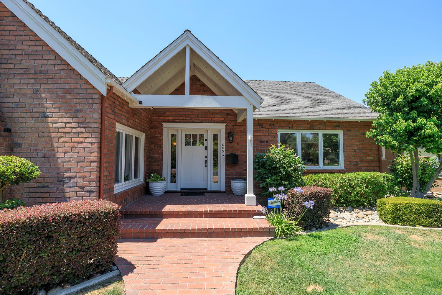 Detail Gallery Image 3 of 56 For 1009 Sycamore Ave, Modesto,  CA 95350 - 3 Beds | 2/1 Baths