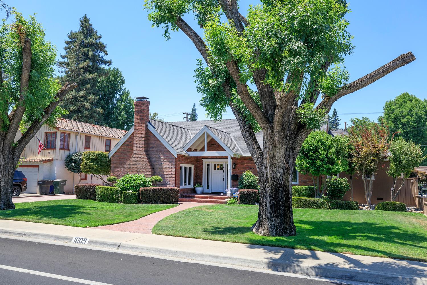 Detail Gallery Image 2 of 56 For 1009 Sycamore Ave, Modesto,  CA 95350 - 3 Beds | 2/1 Baths