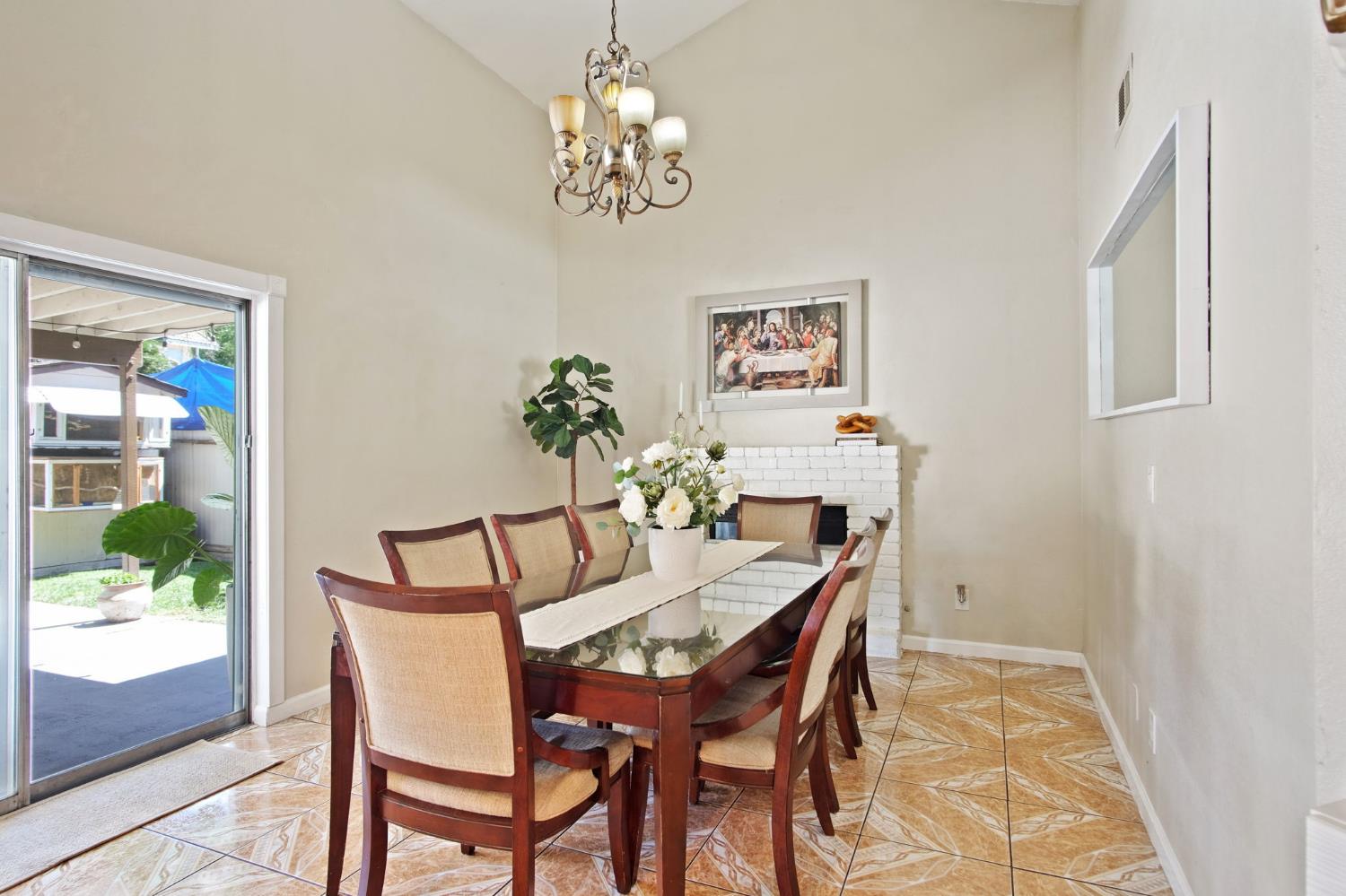 Detail Gallery Image 7 of 39 For 3009 Glen Grove Ct, Ceres,  CA 95307 - 5 Beds | 3 Baths