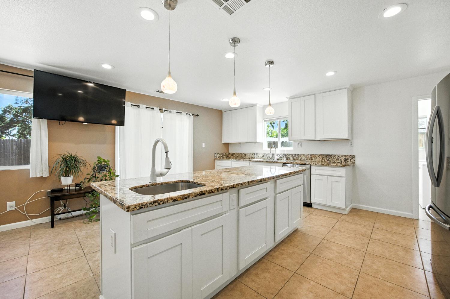 Detail Gallery Image 10 of 49 For 6147 Orsi Cir, Carmichael,  CA 95608 - 4 Beds | 2/1 Baths