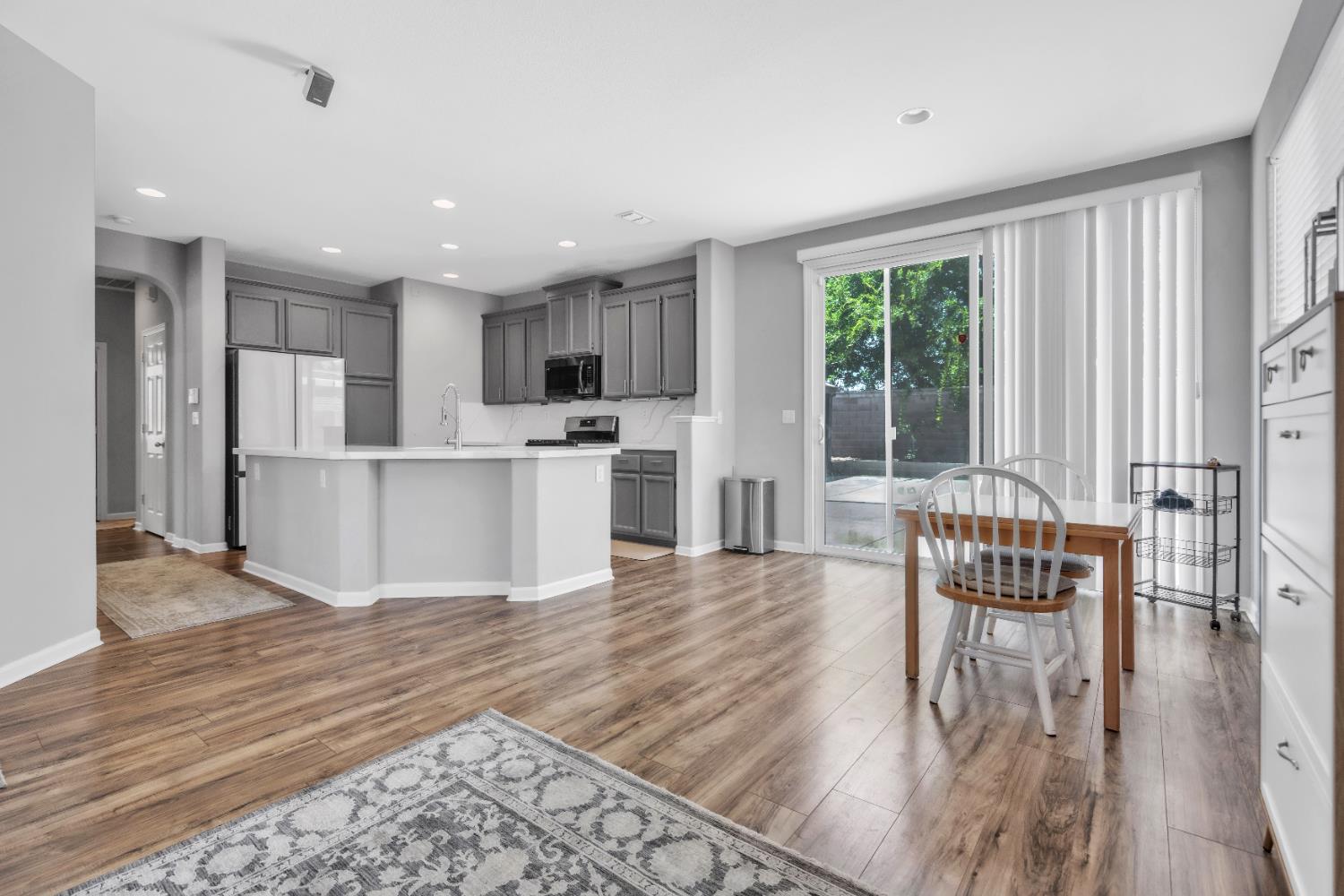 Detail Gallery Image 5 of 33 For 10451 Canadeo Cir, Elk Grove,  CA 95757 - 3 Beds | 2 Baths
