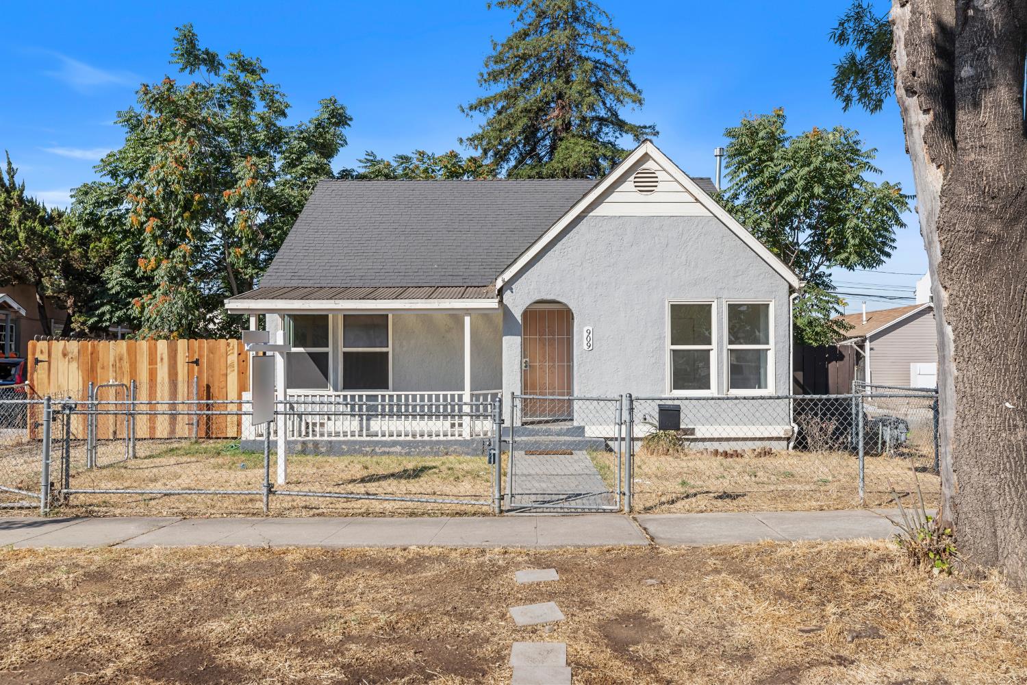 Detail Gallery Image 1 of 27 For 909 3rd St, Modesto,  CA 95351 - 2 Beds | 1 Baths