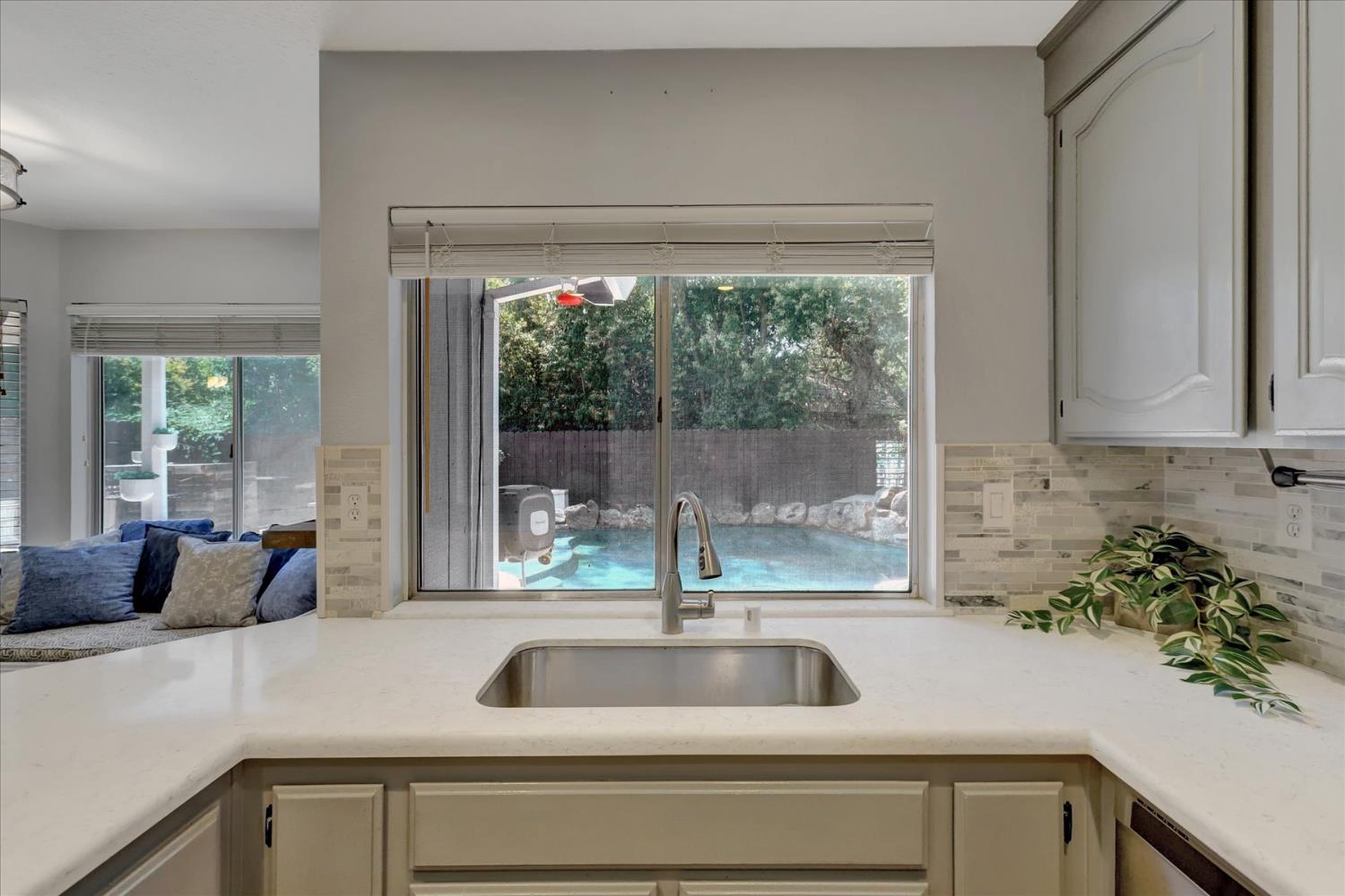 Detail Gallery Image 21 of 85 For 5809 Laguna Quail Way, Elk Grove,  CA 95758 - 4 Beds | 3 Baths