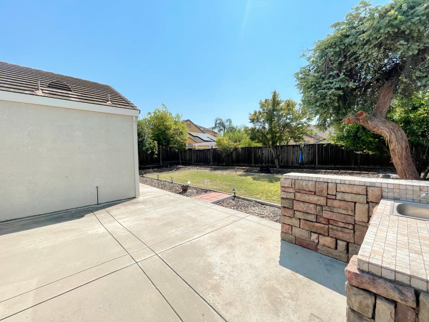 Detail Gallery Image 10 of 13 For 204 Martin Eden Ct, Pittsburg,  CA 94565 - 4 Beds | 2 Baths