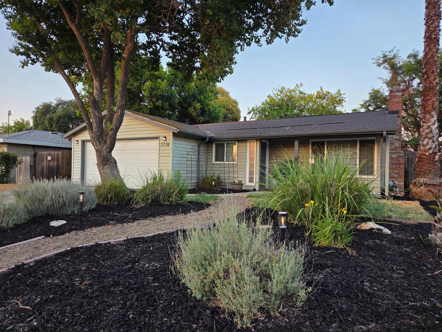 Detail Gallery Image 2 of 34 For 5710 Parkoaks Dr, Carmichael,  CA 95608 - 3 Beds | 1/1 Baths