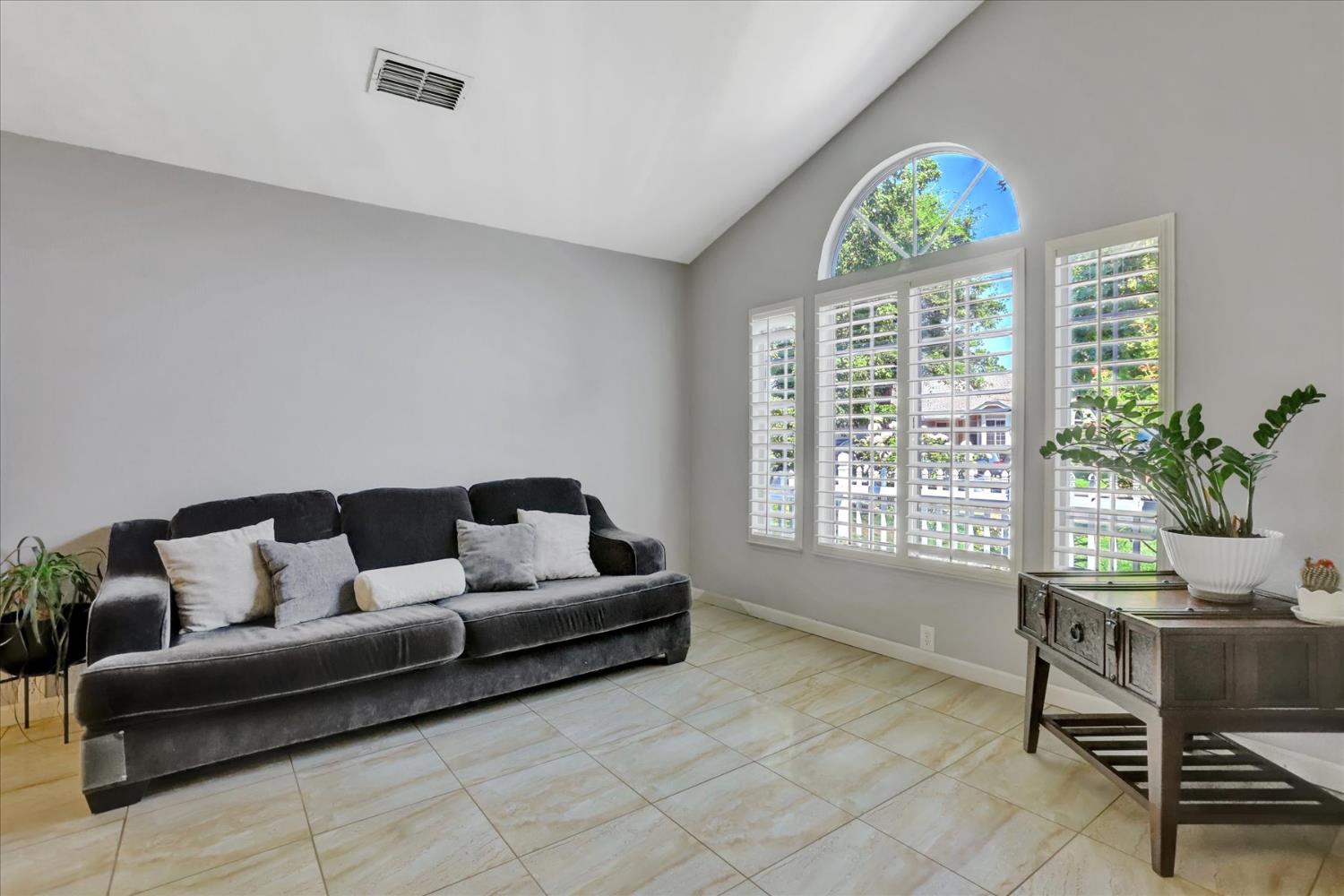 Detail Gallery Image 9 of 85 For 5809 Laguna Quail Way, Elk Grove,  CA 95758 - 4 Beds | 3 Baths