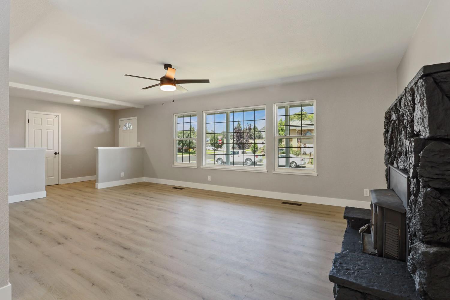 Detail Gallery Image 14 of 51 For 1056 Maria Dr, Oakdale,  CA 95361 - 3 Beds | 2 Baths