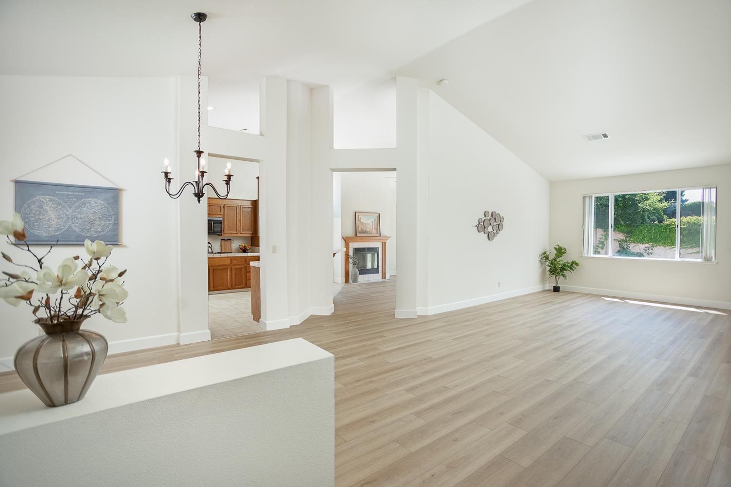 Detail Gallery Image 8 of 35 For 1738 Meadowlark Way, Yuba City,  CA 95993 - 4 Beds | 2 Baths