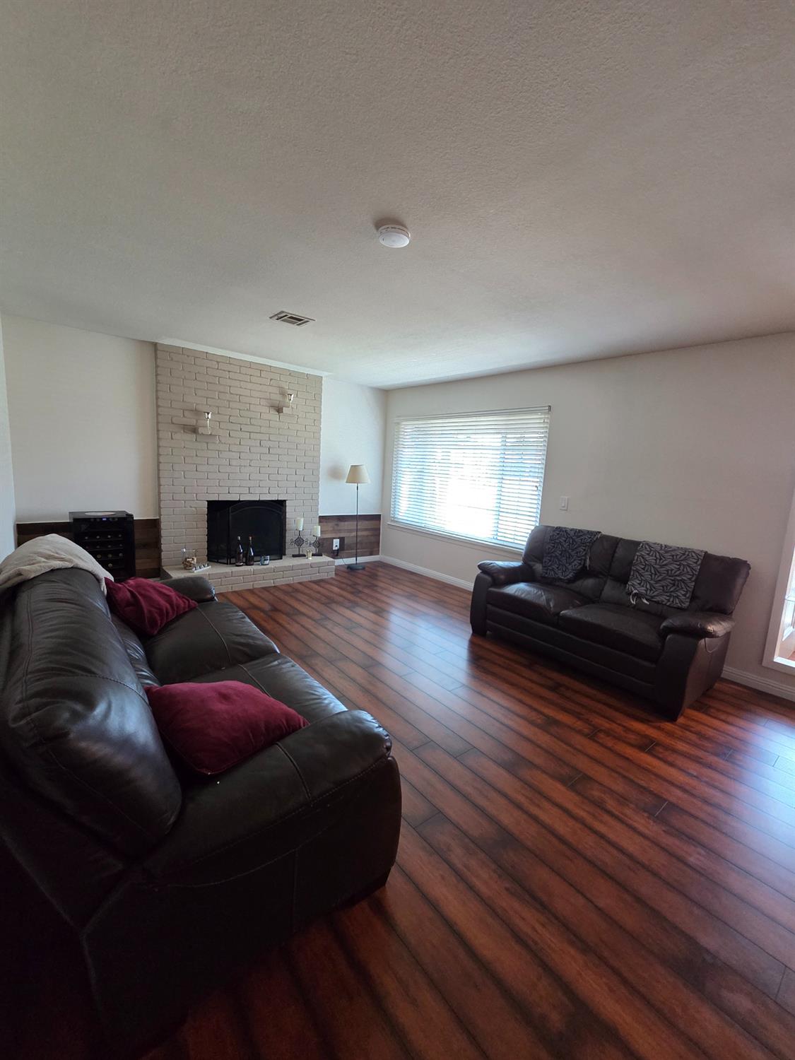 Detail Gallery Image 8 of 34 For 5710 Parkoaks Dr, Carmichael,  CA 95608 - 3 Beds | 1/1 Baths