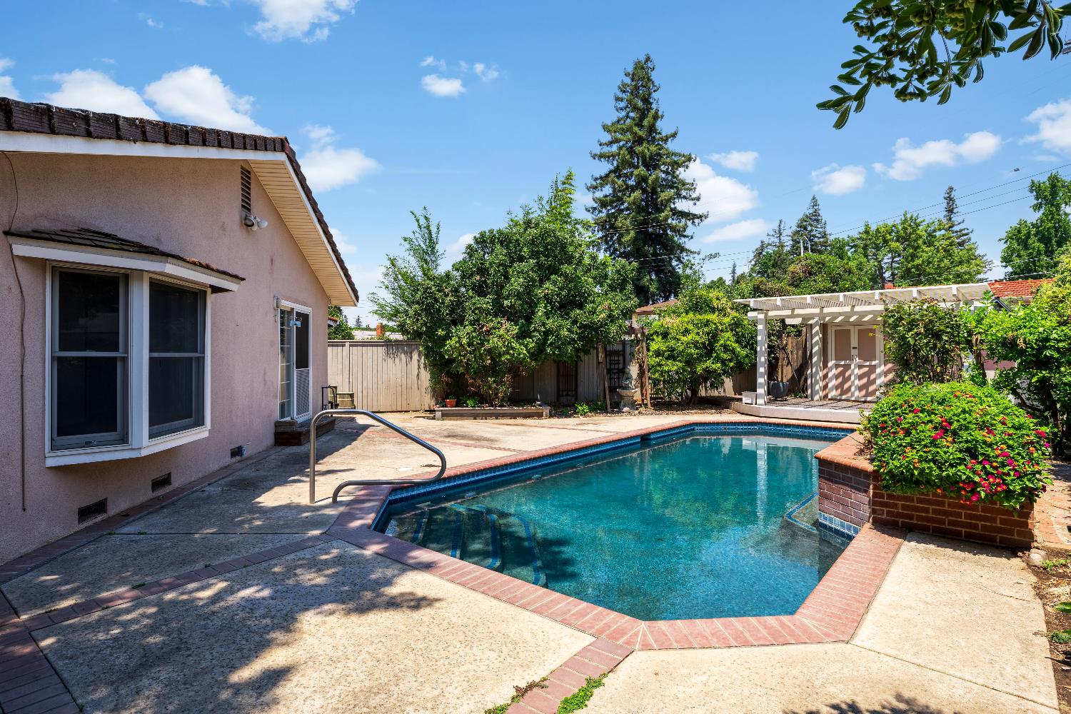 Detail Gallery Image 3 of 27 For 10137 La Gloria Way, Rancho Cordova,  CA 95670 - 3 Beds | 2 Baths