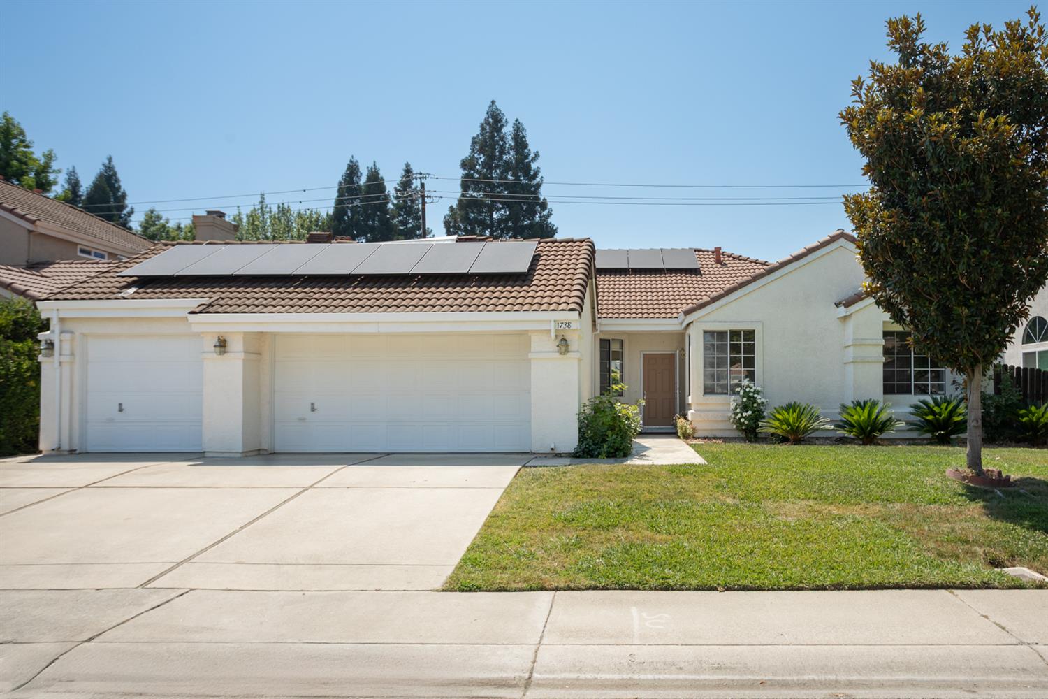 Detail Gallery Image 1 of 35 For 1738 Meadowlark Way, Yuba City,  CA 95993 - 4 Beds | 2 Baths