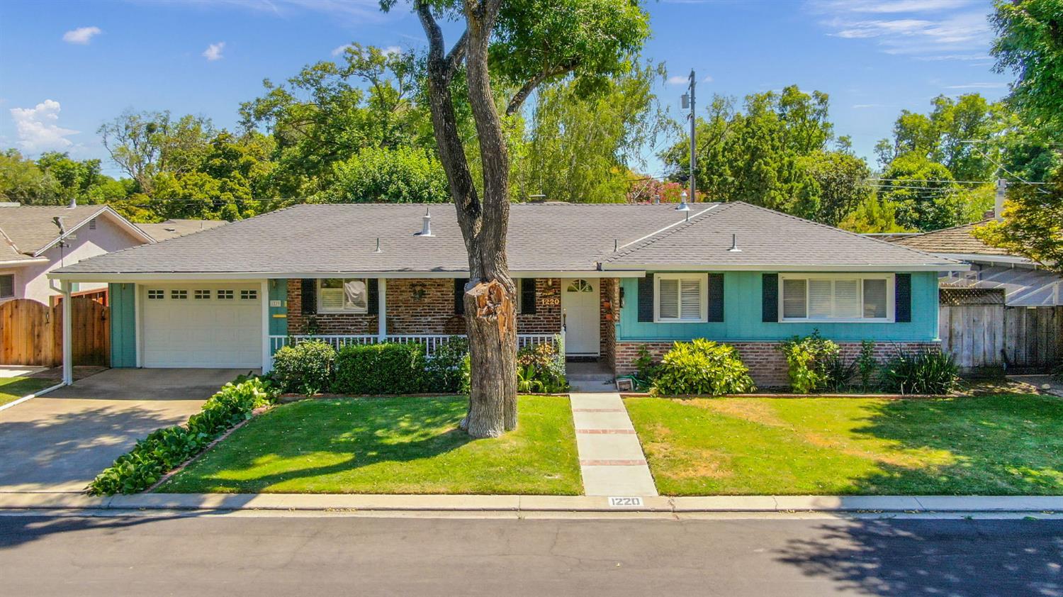 Detail Gallery Image 1 of 60 For 1220 Fordham Ave, Modesto,  CA 95350 - 4 Beds | 3 Baths