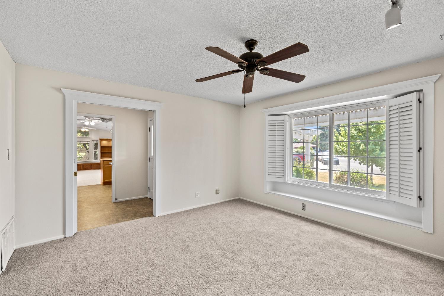 Detail Gallery Image 11 of 27 For 10137 La Gloria Way, Rancho Cordova,  CA 95670 - 3 Beds | 2 Baths