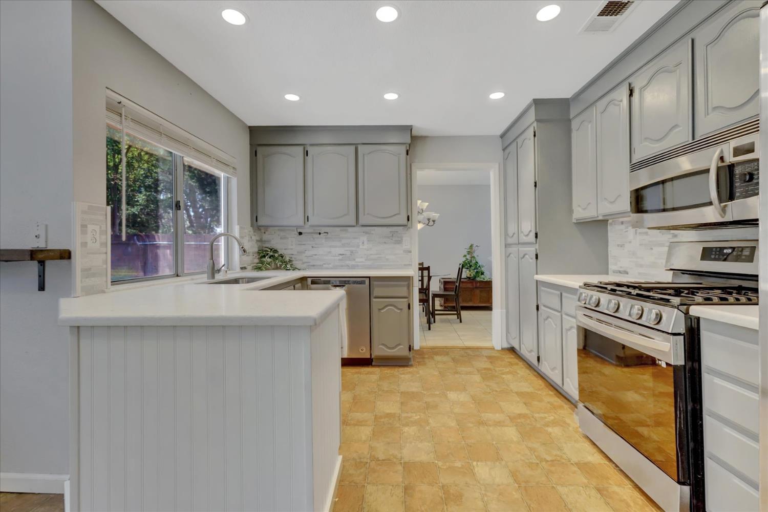 Detail Gallery Image 14 of 85 For 5809 Laguna Quail Way, Elk Grove,  CA 95758 - 4 Beds | 3 Baths
