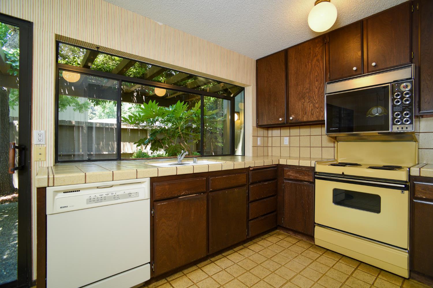 Detail Gallery Image 9 of 40 For 401 Dunbarton Cir, Sacramento,  CA 95825 - 3 Beds | 2 Baths