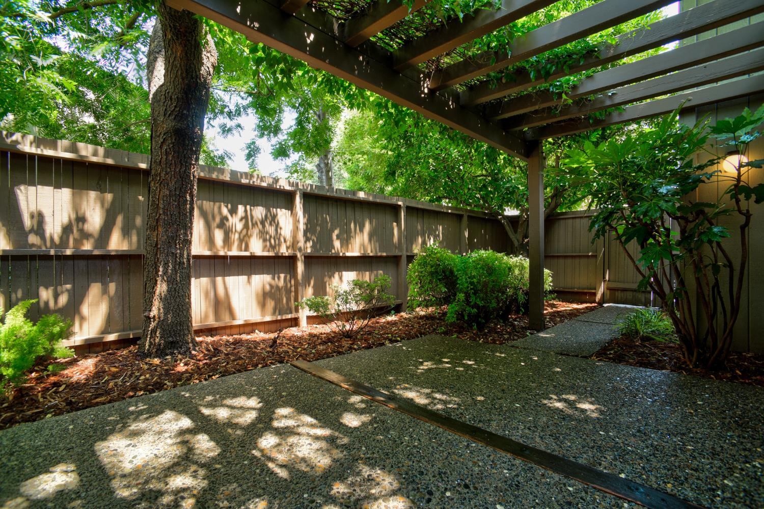 Detail Gallery Image 15 of 40 For 401 Dunbarton Cir, Sacramento,  CA 95825 - 3 Beds | 2 Baths