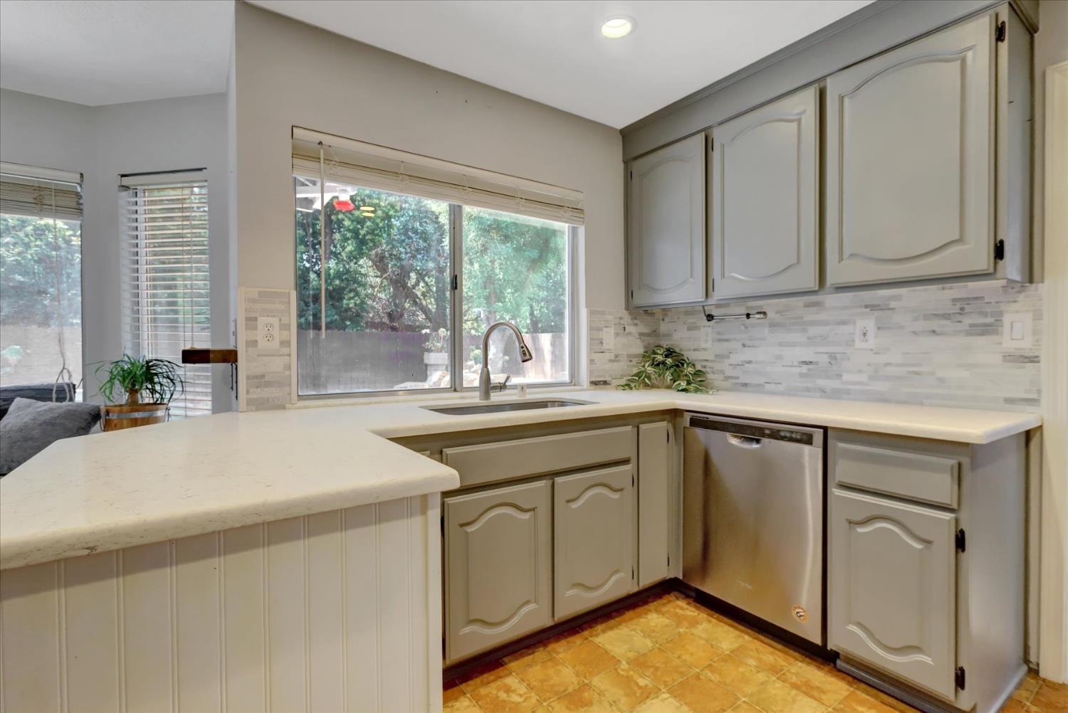 Detail Gallery Image 16 of 85 For 5809 Laguna Quail Way, Elk Grove,  CA 95758 - 4 Beds | 3 Baths