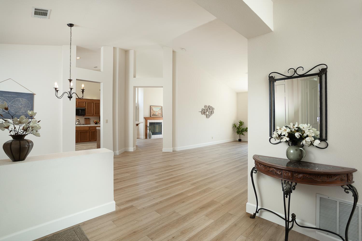 Detail Gallery Image 3 of 35 For 1738 Meadowlark Way, Yuba City,  CA 95993 - 4 Beds | 2 Baths