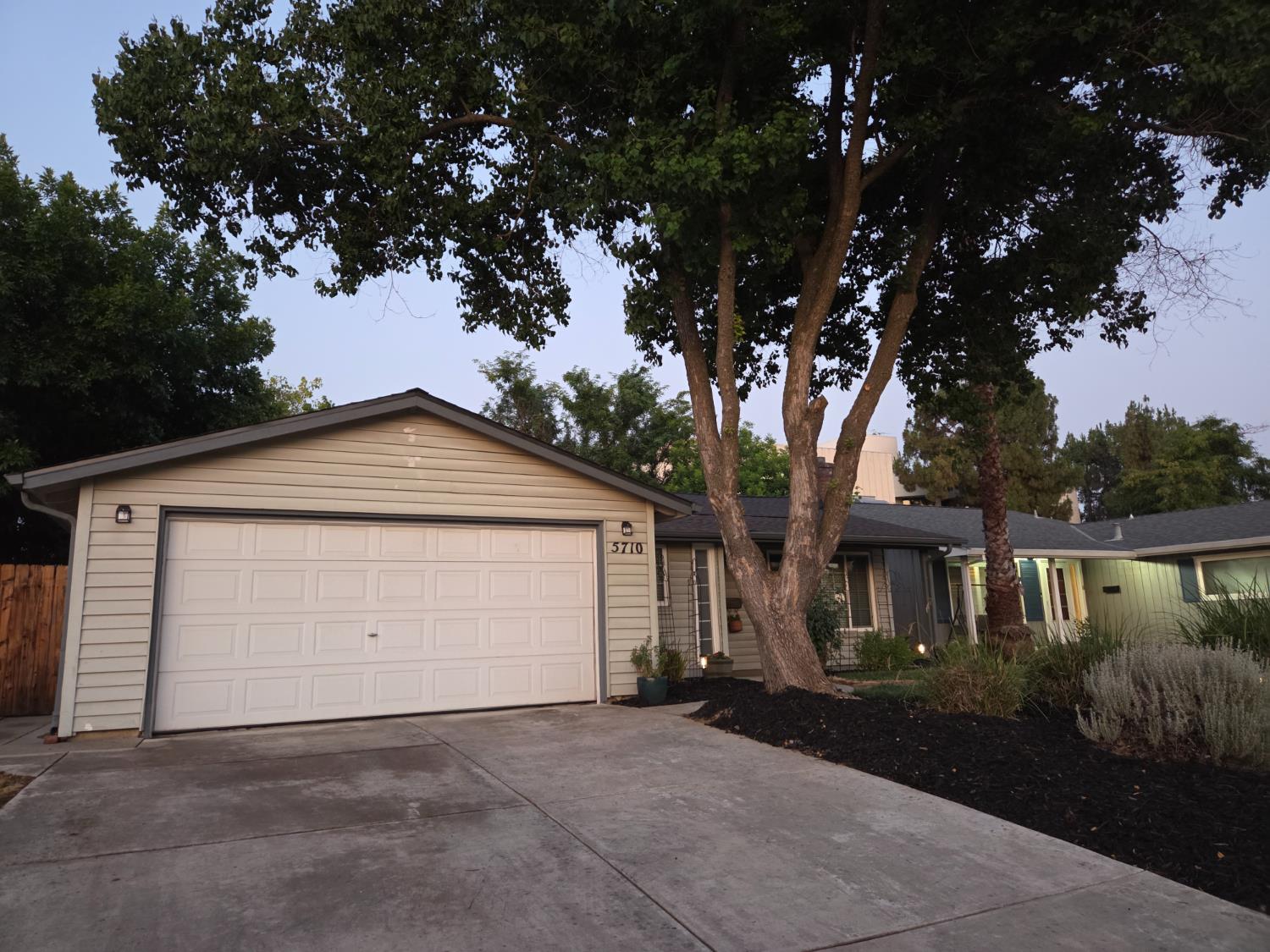Detail Gallery Image 4 of 34 For 5710 Parkoaks Dr, Carmichael,  CA 95608 - 3 Beds | 1/1 Baths