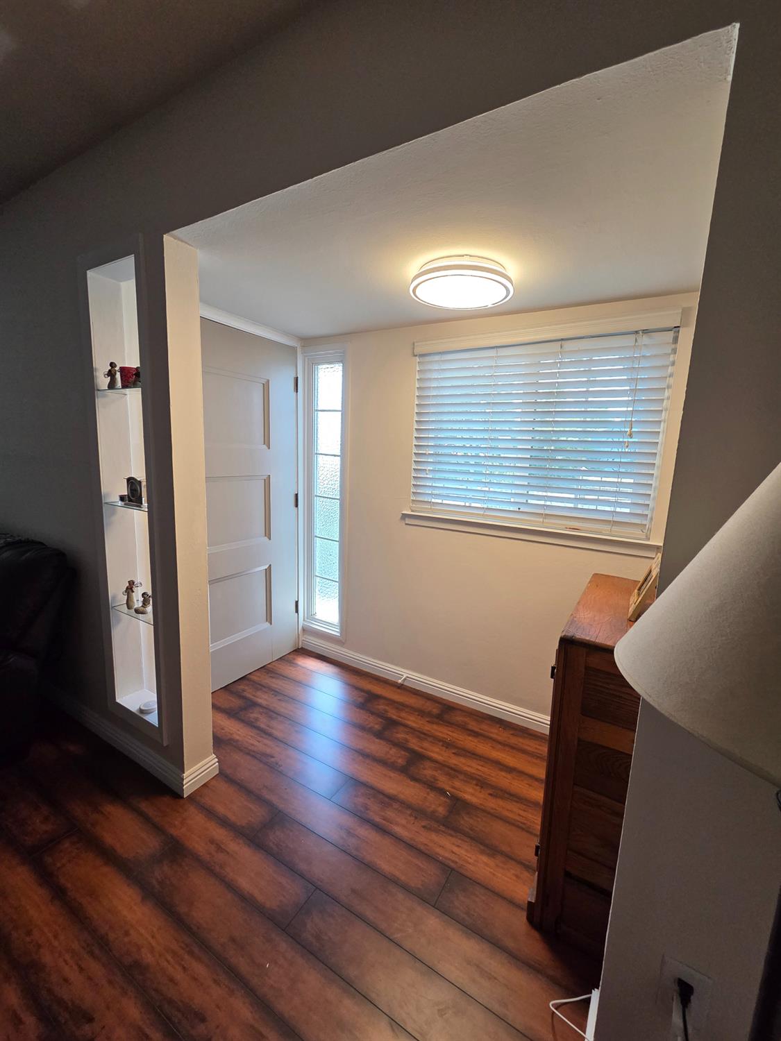 Detail Gallery Image 6 of 34 For 5710 Parkoaks Dr, Carmichael,  CA 95608 - 3 Beds | 1/1 Baths