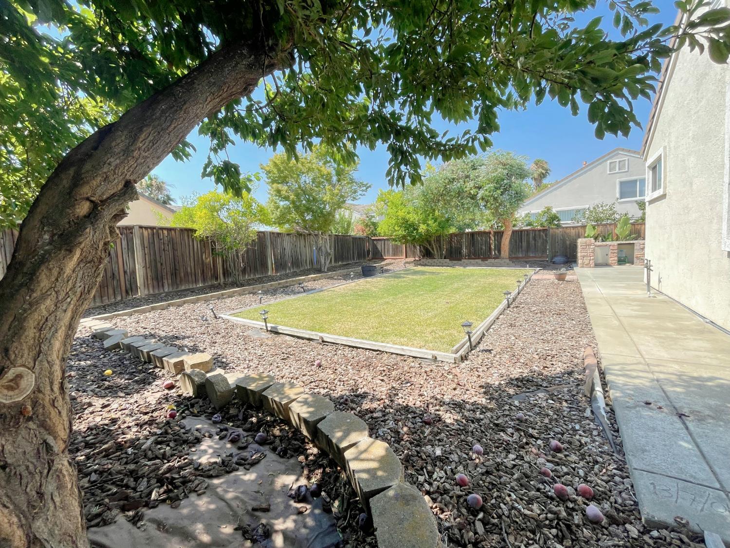 Detail Gallery Image 12 of 13 For 204 Martin Eden Ct, Pittsburg,  CA 94565 - 4 Beds | 2 Baths