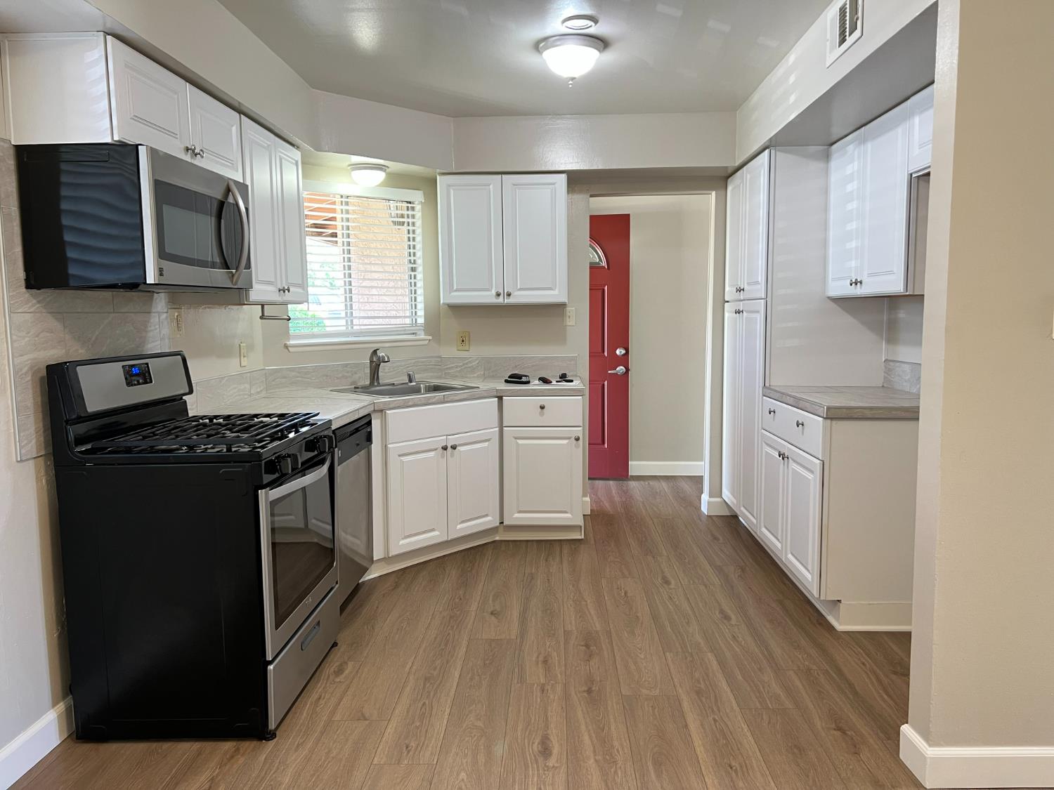 Detail Gallery Image 7 of 15 For 5730 Pearson Ave, Loomis,  CA 95650 - 3 Beds | 2 Baths