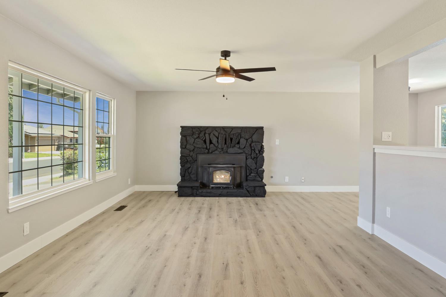 Detail Gallery Image 11 of 51 For 1056 Maria Dr, Oakdale,  CA 95361 - 3 Beds | 2 Baths