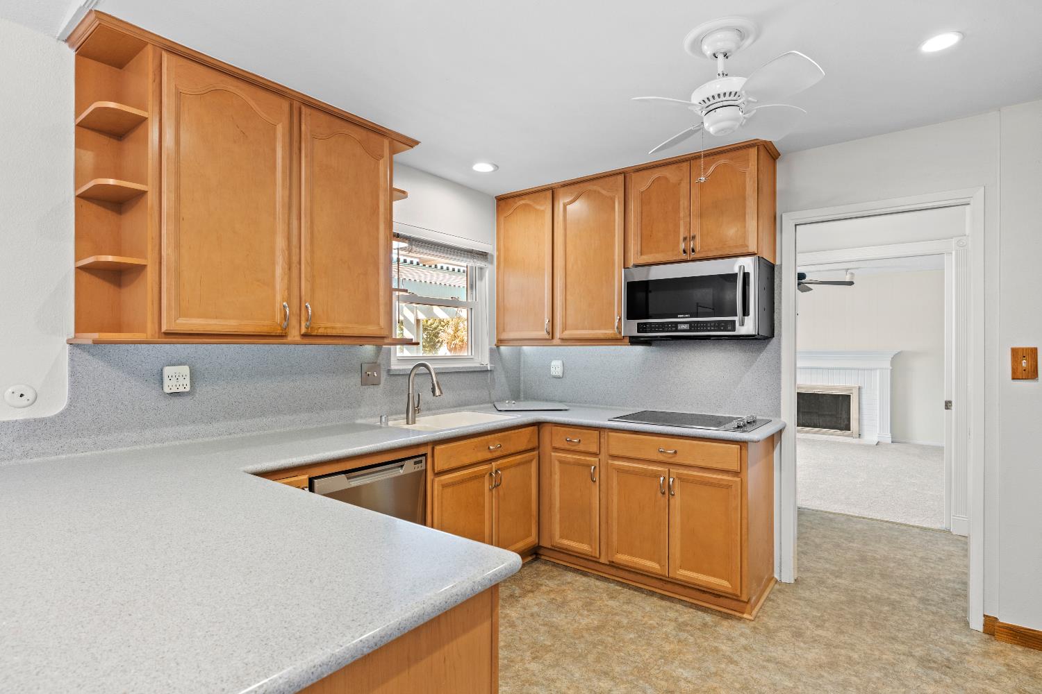 Detail Gallery Image 2 of 27 For 10137 La Gloria Way, Rancho Cordova,  CA 95670 - 3 Beds | 2 Baths